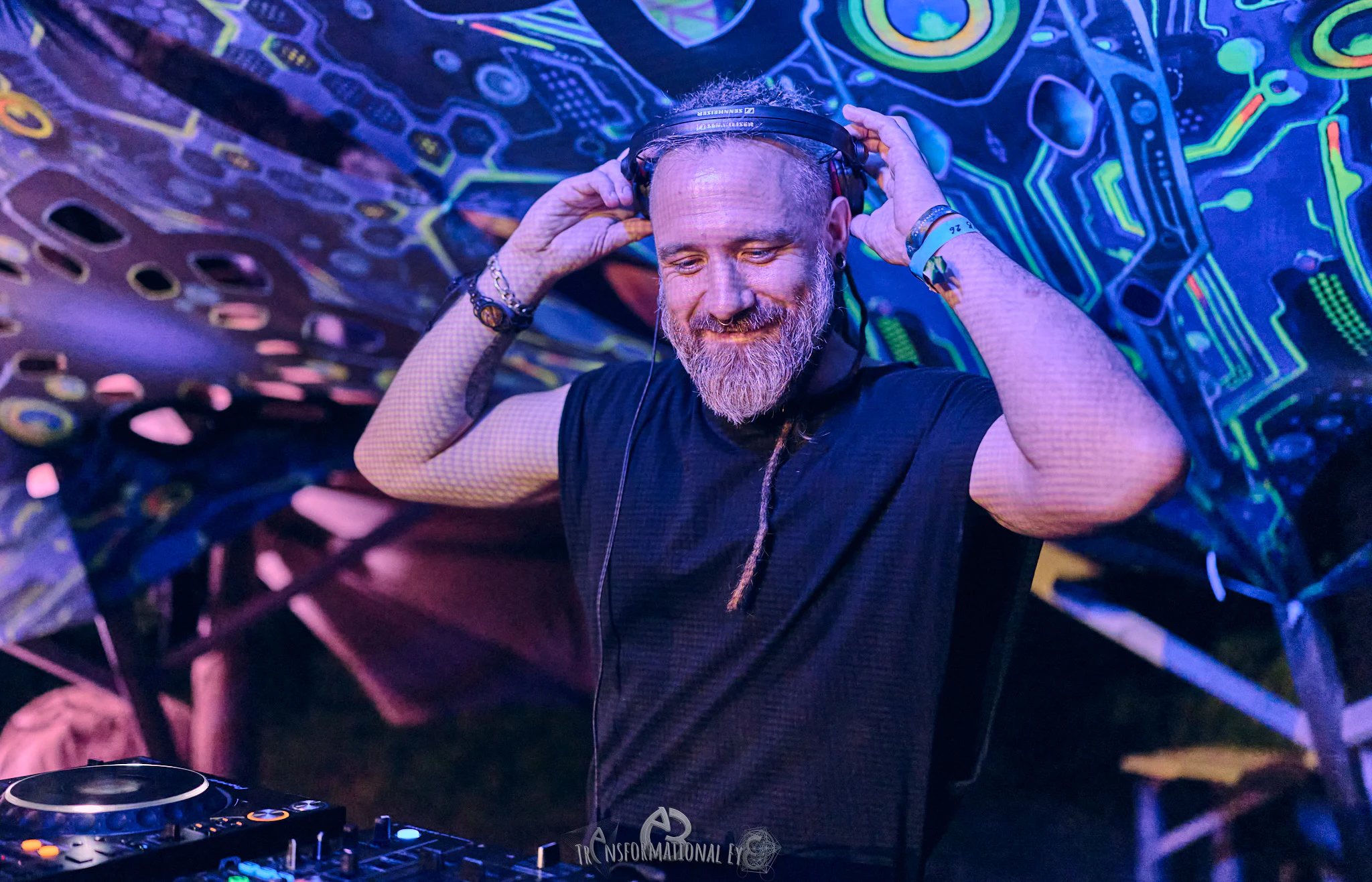 Afternow lächelt während seines Sets bei UFO BUFO