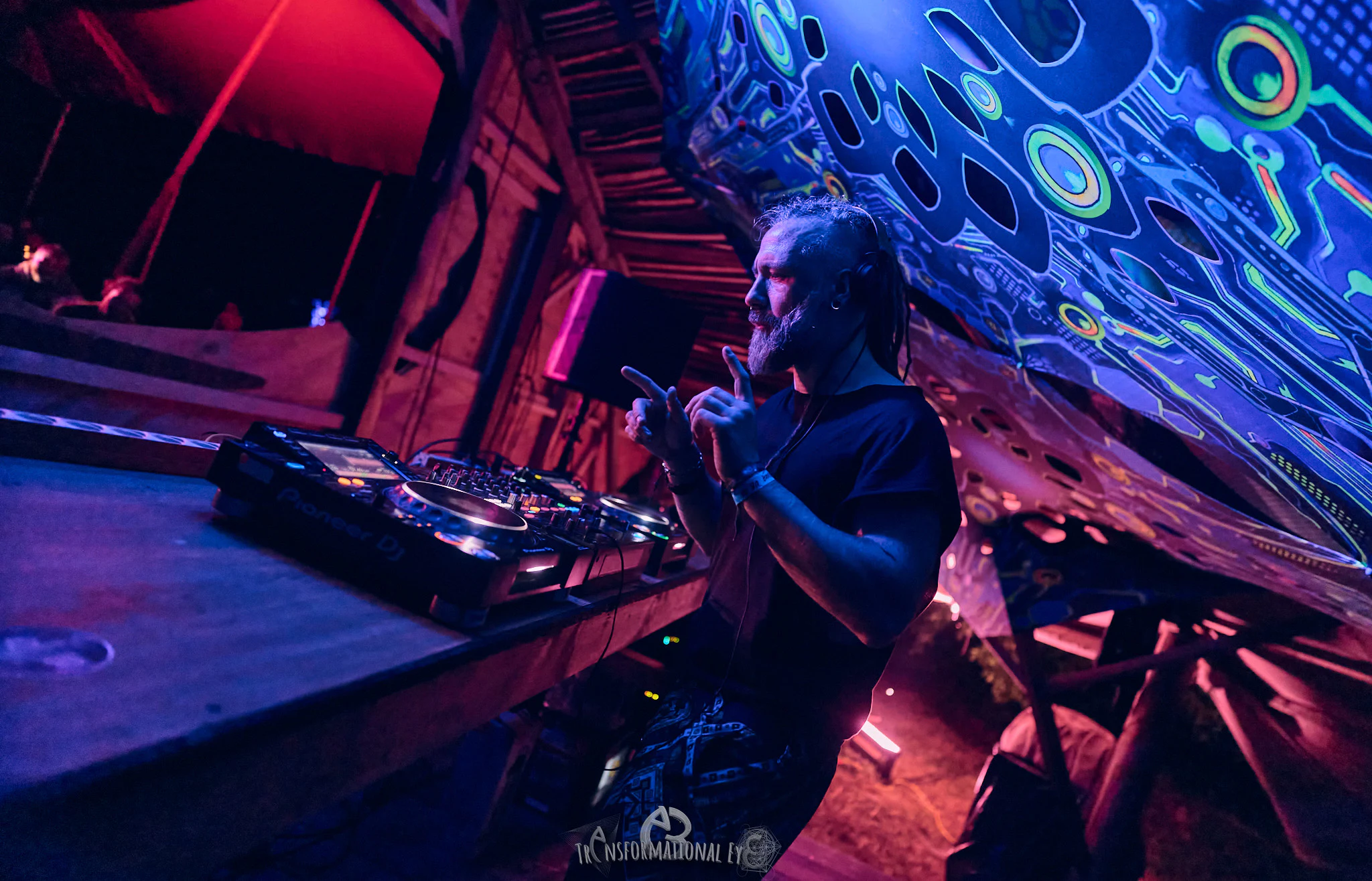 Afternow konzentriert während seines Sets bei UFO BUFO